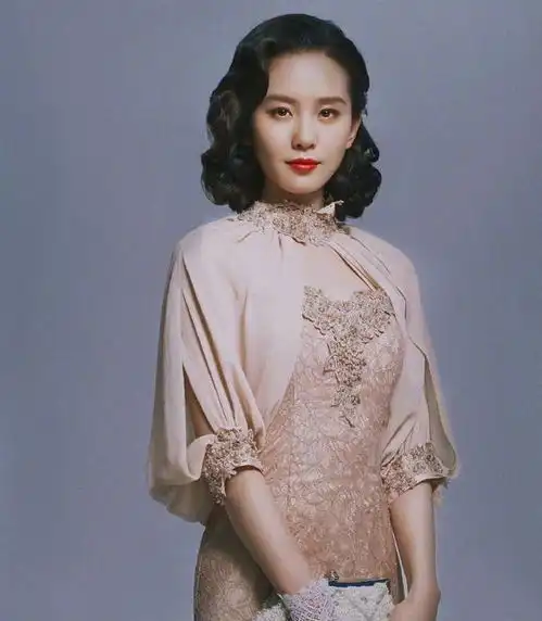 关晓彤这次太有女人味了穿旗袍气质不输杨颖,身材壮实反而赢了