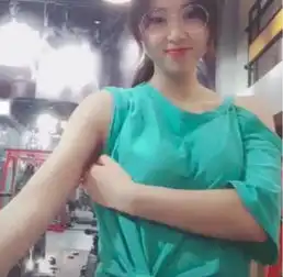 女大学生长相甜美,以为是软妹,看到身材后,男生掉头就走