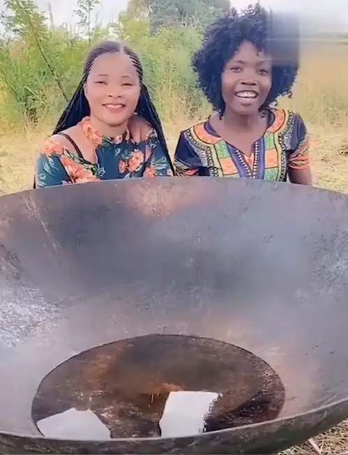 非洲美女做火锅啦,真的是霍霍东西,竟然要放一袋火锅底料