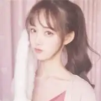 爱搞怪的女生,用手机挡住脸认不出来了