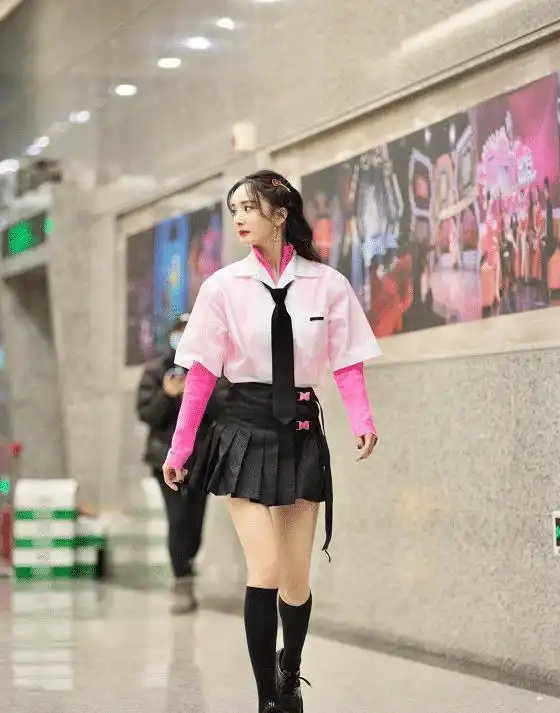 杨幂快瘦成女团身材了34岁学05后穿搭,离婚后的她愈发大胆
