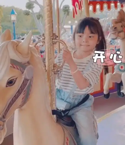 组图熊黛林一家现身迪士尼双胞胎女儿牵手同行太温馨