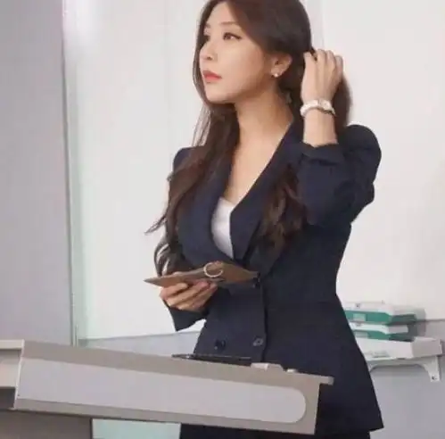 最美高中女教师,身姿曼妙,颜值胜过女明星,或是运动的功劳