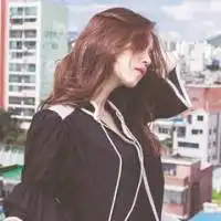 黑白女生头像唯美毕竟我心地善良,不那么坚强