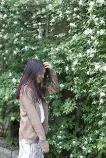 素颜中分长发高清美女