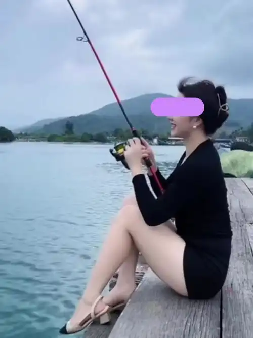 你是来钓鱼的还是来钓大哥美女穿黑色裹臀裙钓鱼遭网友灵魂质问
