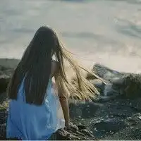 求女生头像,女生的后背要披着头发的