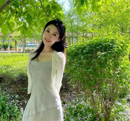 张镇麟与女友秀恩爱她就读名校,主持节目气质佳他前景被看好