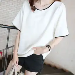给女朋友买衣服,买了两件t恤补充这两件衣服在淘宝店铺廖若晨星买的,哪件更好看
