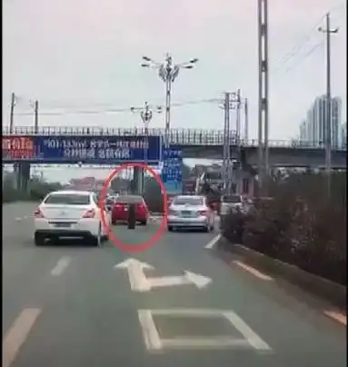 刷爆朋友圈的马路自动滚车轮原来发生在南宁女车主身上...剧情还很反转