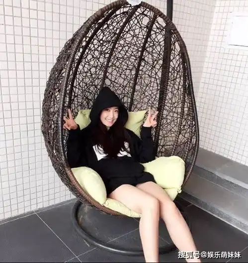 带你看看宋茜的豪宅客厅摆满了刚买的包包,装修时尚又豪华