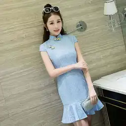 20岁女性穿镂空蕾丝鱼尾旗袍,优雅美丽