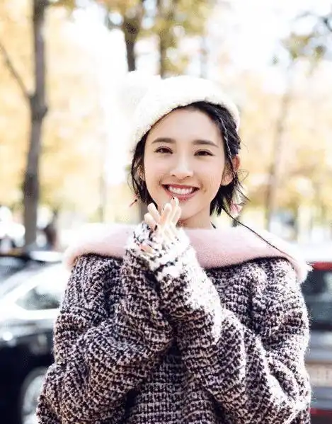 唐艺昕冬日服装甜美,给人温暖的感觉,这样搭配很出众