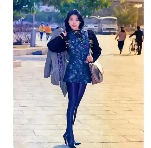 1993年,广州街头一位东北女孩的照片,穿着打扮充满了时尚感