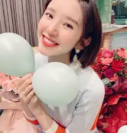 唐艺昕生日梦幻浪漫,手上的鸽子蛋抢镜,看来张若昀真的很爱她