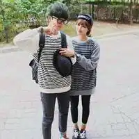 情侣头像,女生坐在椅子上女孩的红丝带落在脚边