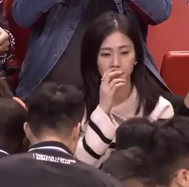 看球和霍华德同框,台湾美女火爆出圈了,原来是论坛公认的女神啊