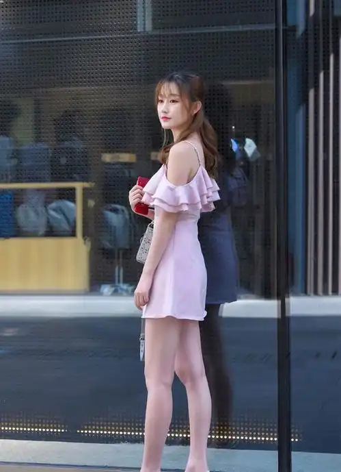 气质女生的吊带短裙穿搭,精致耐看又显身材,轻松美出自信感