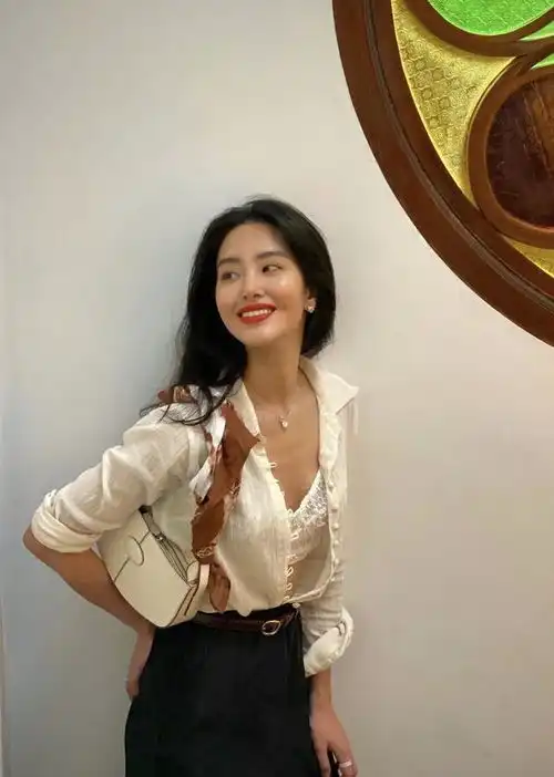 港风美女杨采钰,法式穿搭衬托气质,满屏都是浪漫气息