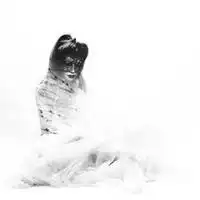 多重幻影女生头像唯美黑白图片大雾弥漫整个天空