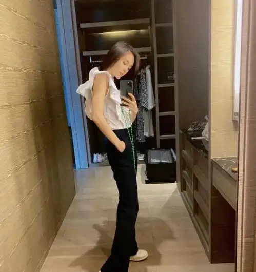 王子文真是小个子超模,穿白色无袖衬衫配喇叭裤,这腿长太惊艳了