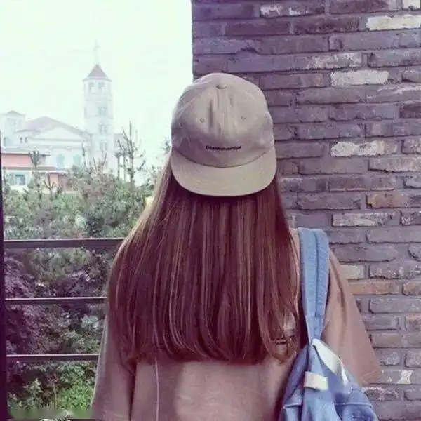 头像你可以不和别的女生聊天吗天气这么热我不想给你戴帽子