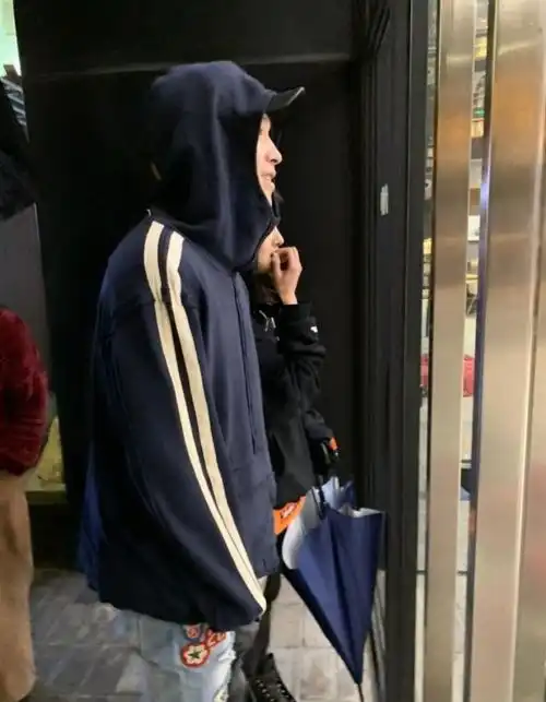 网友偶遇郑爽和男友雨夜逛街,郑爽居然为男友撑伞