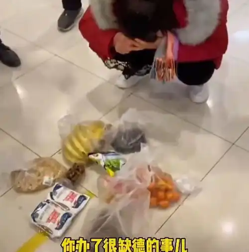 河南女子超市偷东西被当众搜身,委屈痛哭,网友超市侵犯人权