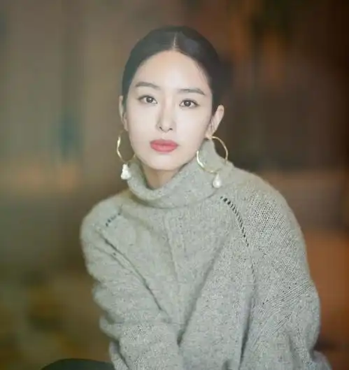 她是当红冯女郎,爱上大30岁的刘亦菲干爹,冯小刚还赞她纯洁