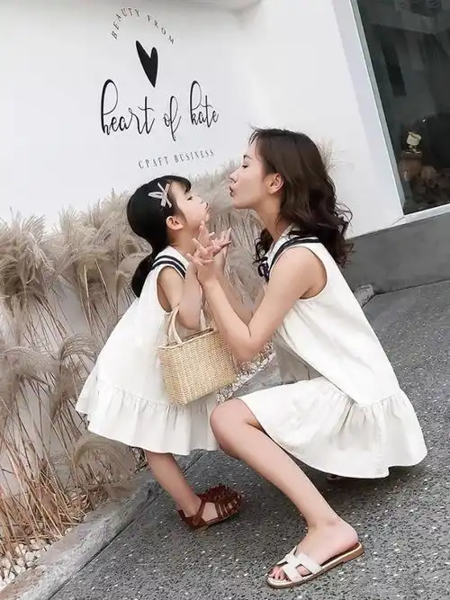 董璇带女儿穿亲子装出游,女儿长腿像妈妈,将来颜值肯定美过妈妈
