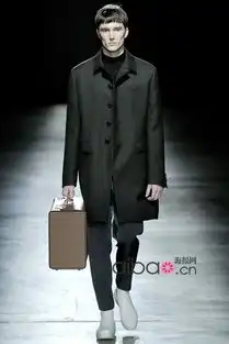 怪诞感随时出没普拉达prada2011秋冬男装秀大图细节视频,海报网第一时间直击2011秋冬米兰时装周