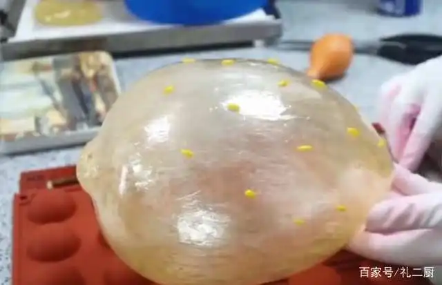 男友送来一颗超大的草莓,美女嫌弃太俗气,敲开后立马闭嘴了