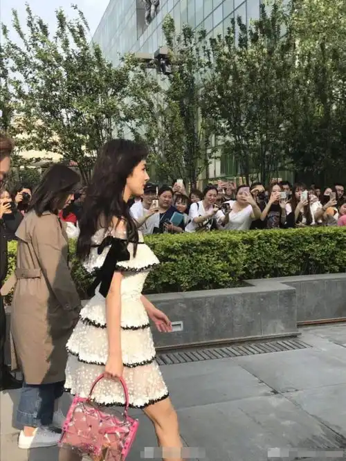杨幂剪空气刘海似清纯少女大长腿迈自信步伐