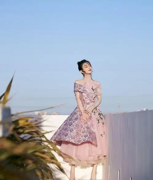 赵丽颖官宣离婚,活出自我的女人最美,礼服造型仙气飘逸