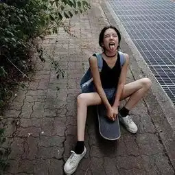 总是捕捉不到女友想要拍照角度不如咔嚓拍下女友自然动作照吧