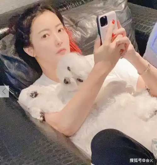 43岁金喜善状态似少女,皮肤白皙美貌动人,曾因女儿太丑被疑整容