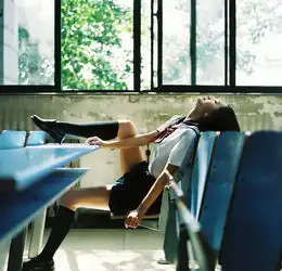 昏暗教室内的气质美女美好娇躯清纯美女美女图片