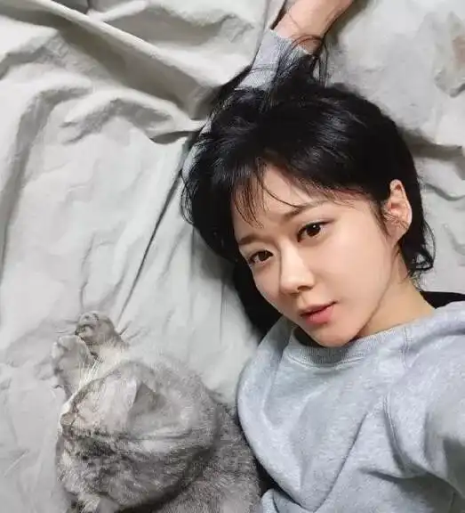 37岁张娜拉近照曝光皮肤白嫩清纯可爱似邻家少女