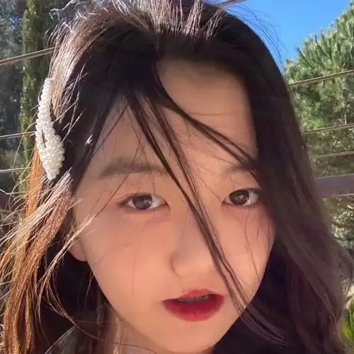 王菲女儿唇裂治好后堪比整容,13岁自信过人,穿长裙美得认不出