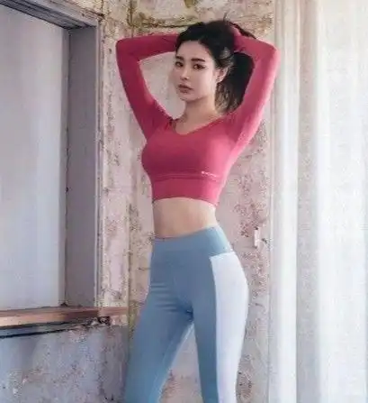 穿搭身材完美的紧身打底裤美女,展现婀娜多姿的身姿