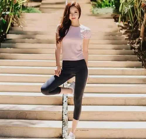 街拍性感紧身打底裤小姐姐,清澈甜美,展现迷人的风采