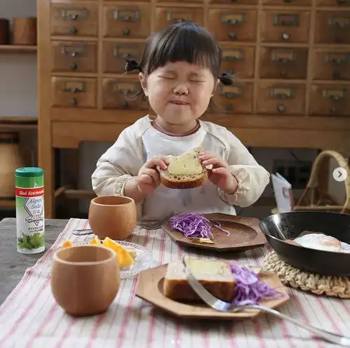 日本美食博主晒3岁女儿下厨照片,俨然变身小小料理大王网友别人家的女鹅