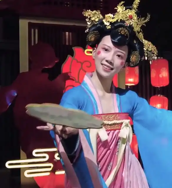 还记得那位最美不倒翁小姐姐吗两年不见,她比以前更漂亮了
