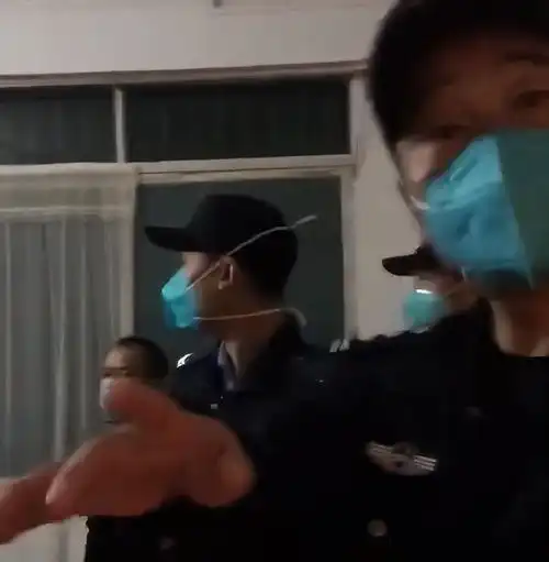 震惊广东女房东与租客激烈争执,民警现场怒吼房东