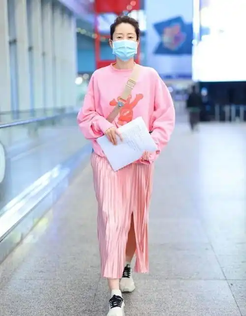 刘敏涛摆脱大姐形象,穿一身粉色来扮嫩,戴着口罩真不像45岁