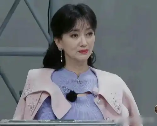 70岁还穿短裤的赵雅芝,让人看到了中老年女星的尴尬