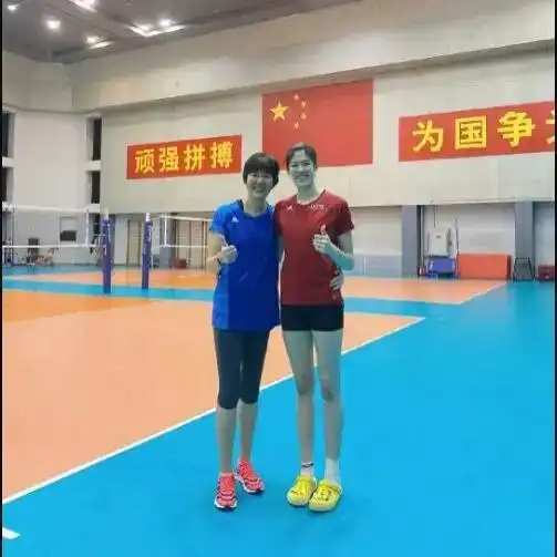 出席华人春晚吃螃蟹做西餐郎平在美国的日子多姿多彩啊