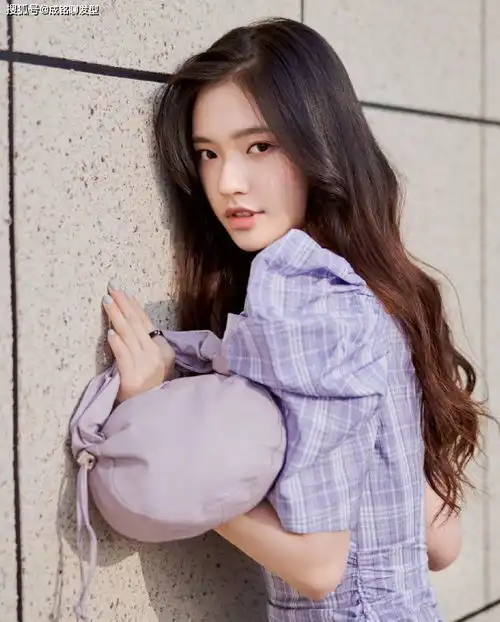 又甜又耐看林允这身泡泡袖格子裙清新时尚,温柔甜美少女感满满