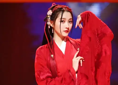 与关晓彤鞠婧祎演情侣,半年播出4部剧,他怎么就是红不起来