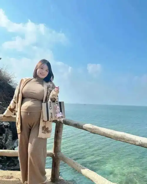 45岁女子旅游到山东旅游,晒自拍照引热议,网友微胖才是极品